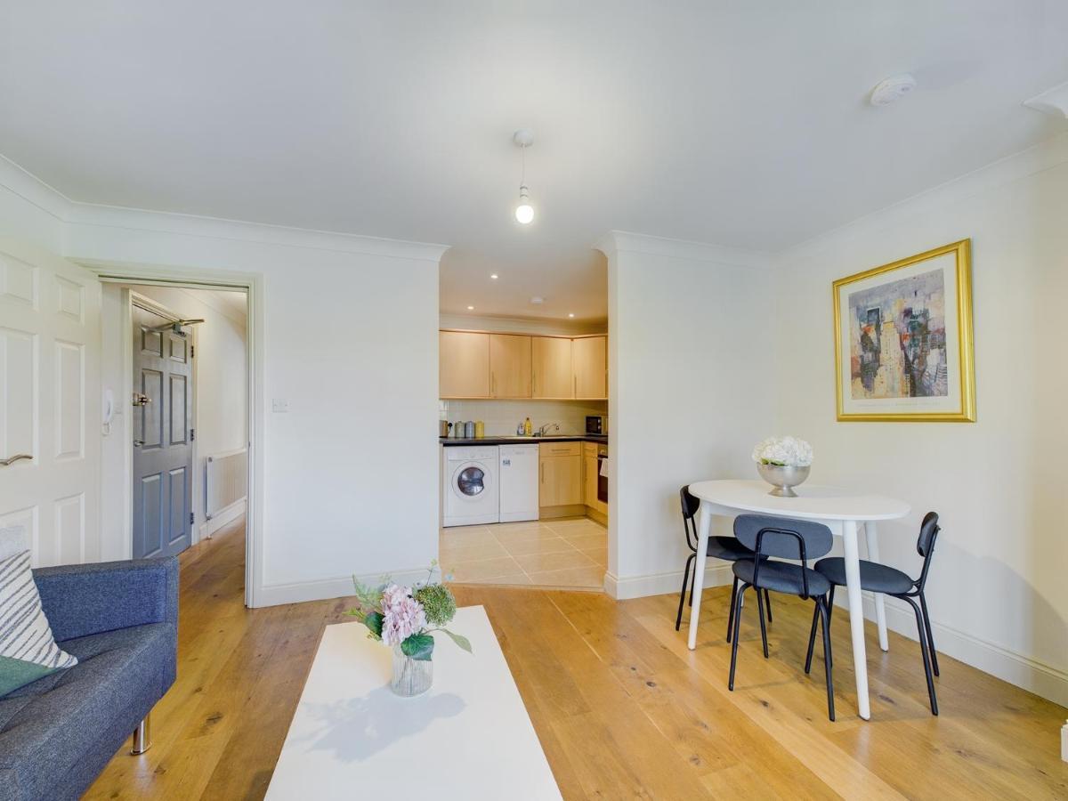 Duplex Redhill Town Centre Apt By Livingo Stays Εξωτερικό φωτογραφία